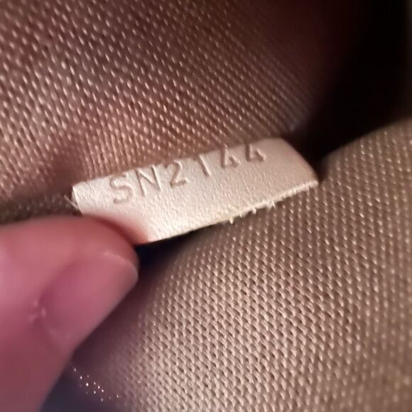 Louis Vuitton Friendly Pochette - Picture 12 of 13